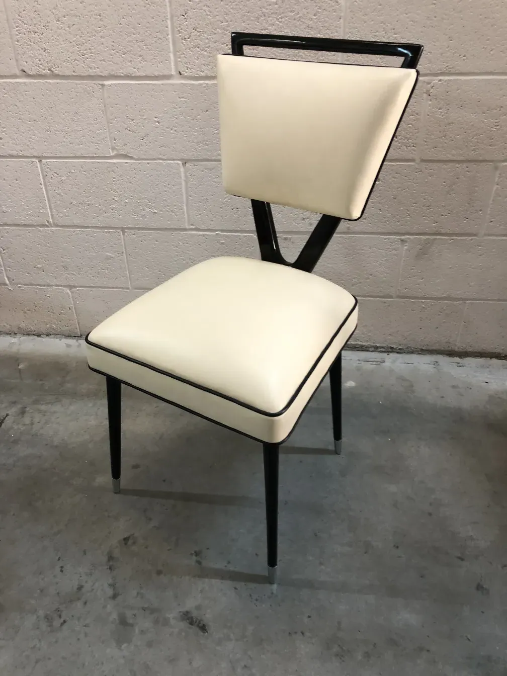 シンプルな背景に古い椅子2脚カルロ・モリーノの詳細なビュー