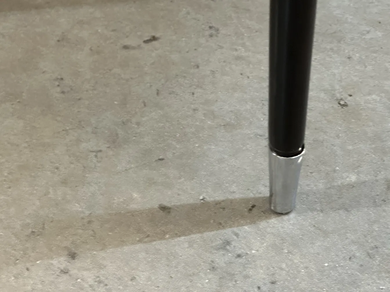 duas cadeiras antigas com pernas de metal e design elegante