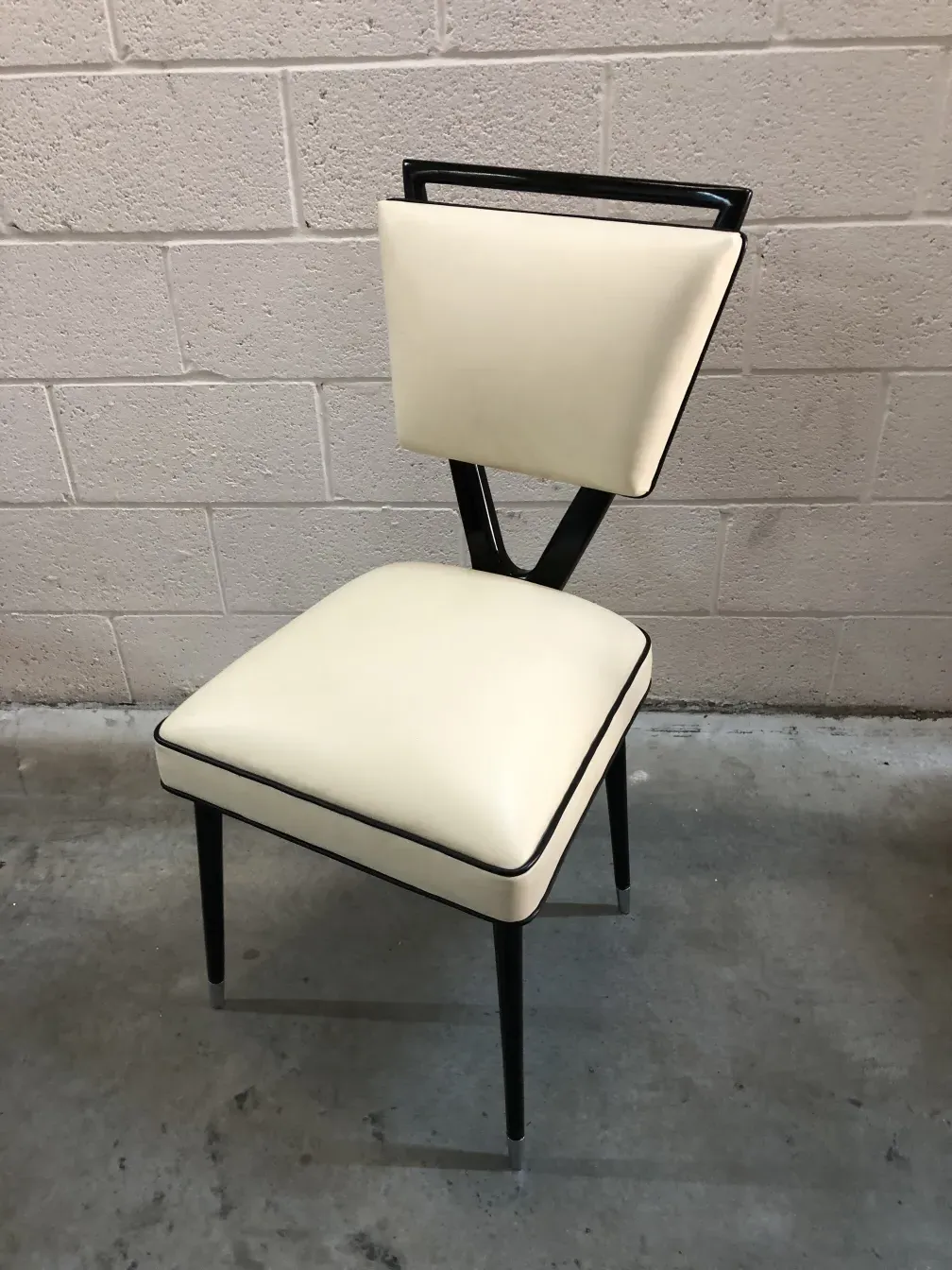 Zwei antike Stühle mit einzigartigem Design carlo mollino, helle Farbe.