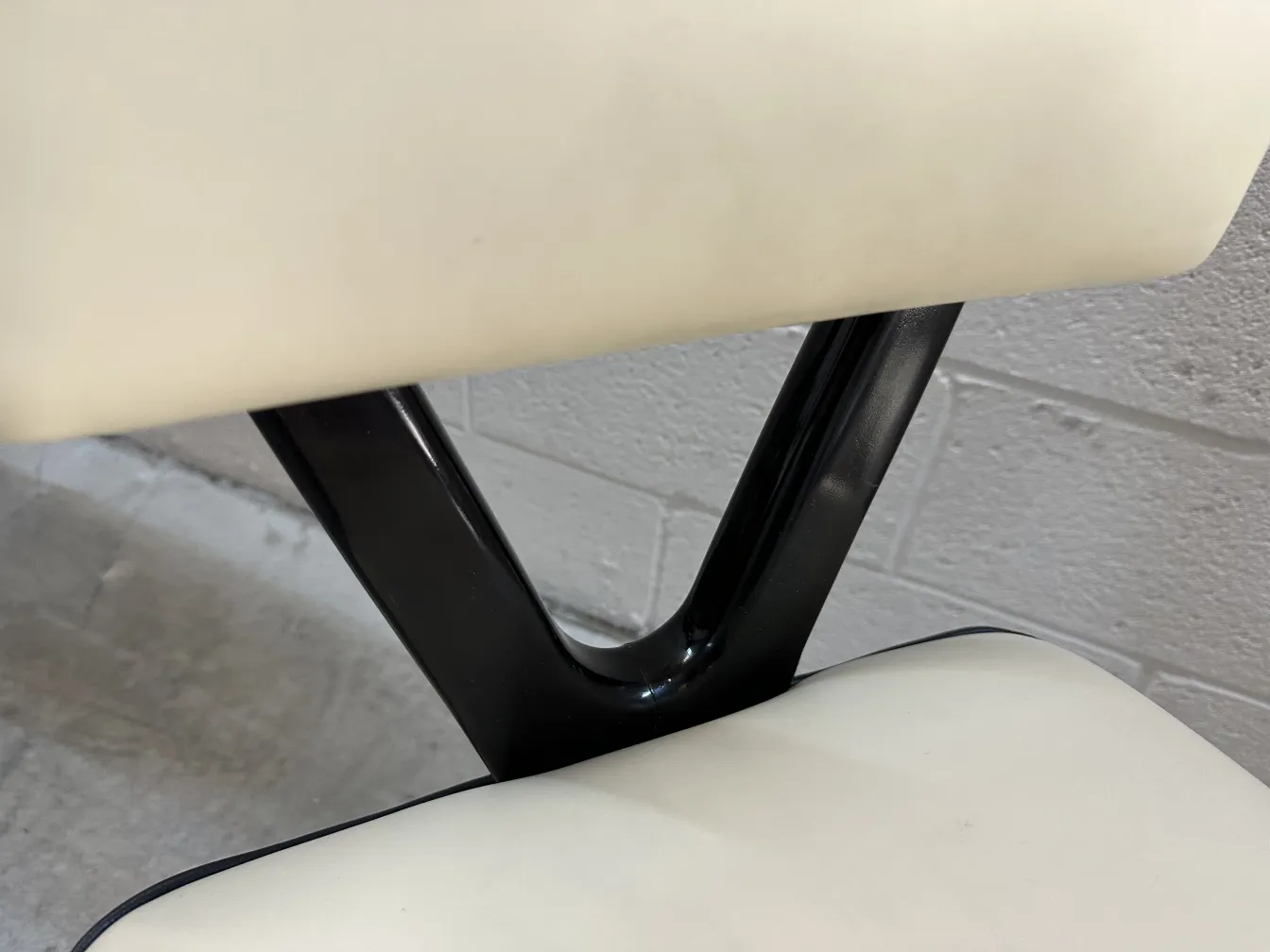 duas cadeiras antigas com design contemporâneo, ambiente moderno