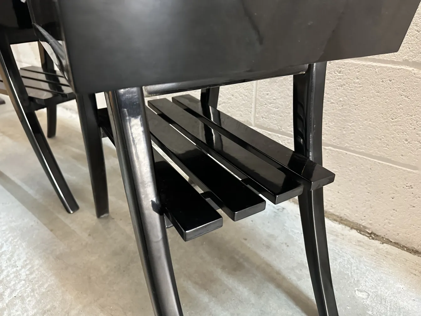 エレガントな脚と魅力的なデザインの古いナイトテーブル。