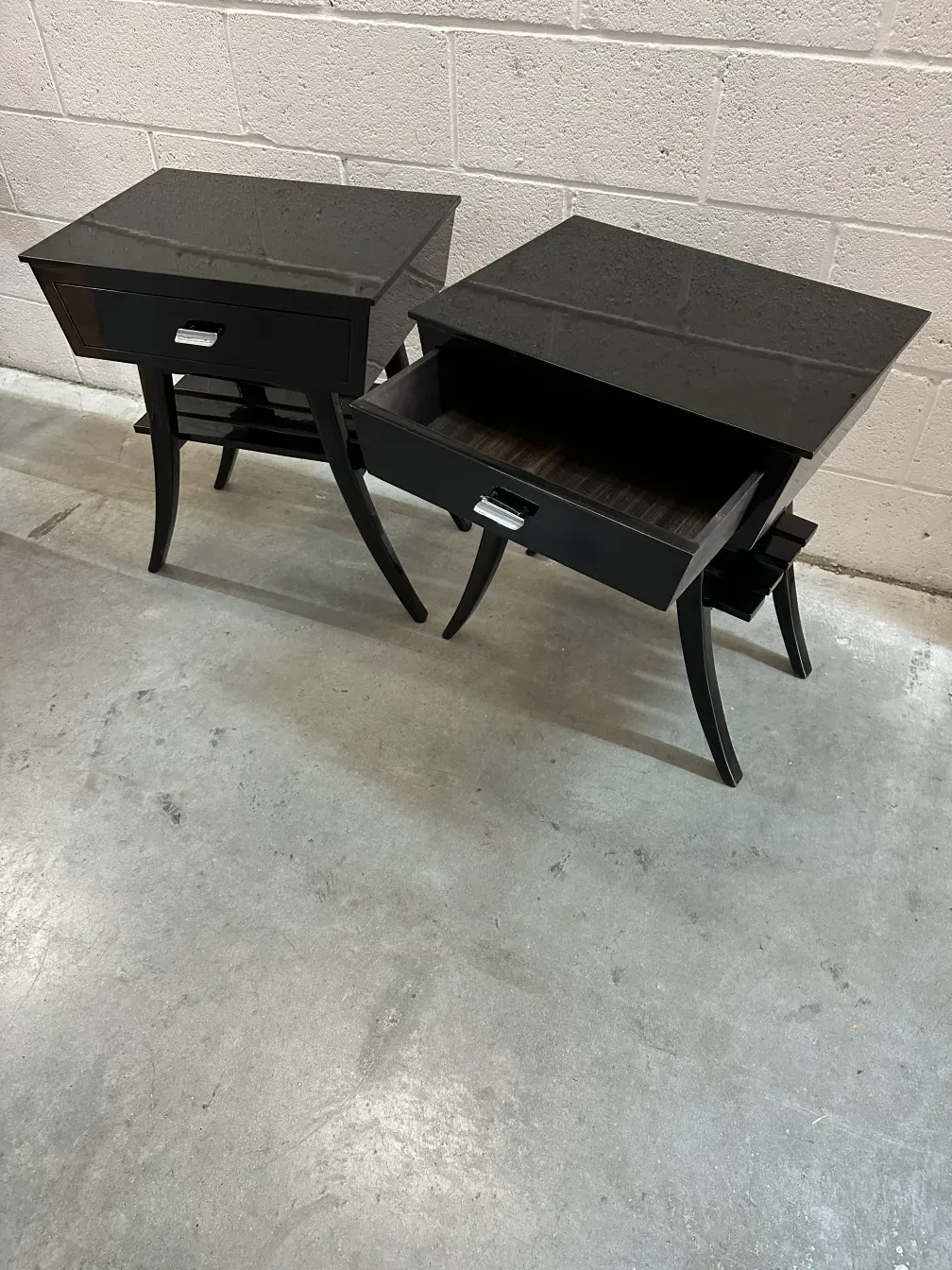 Mesas de luz antiguas en metal negro con cajón, ambiente moderno.