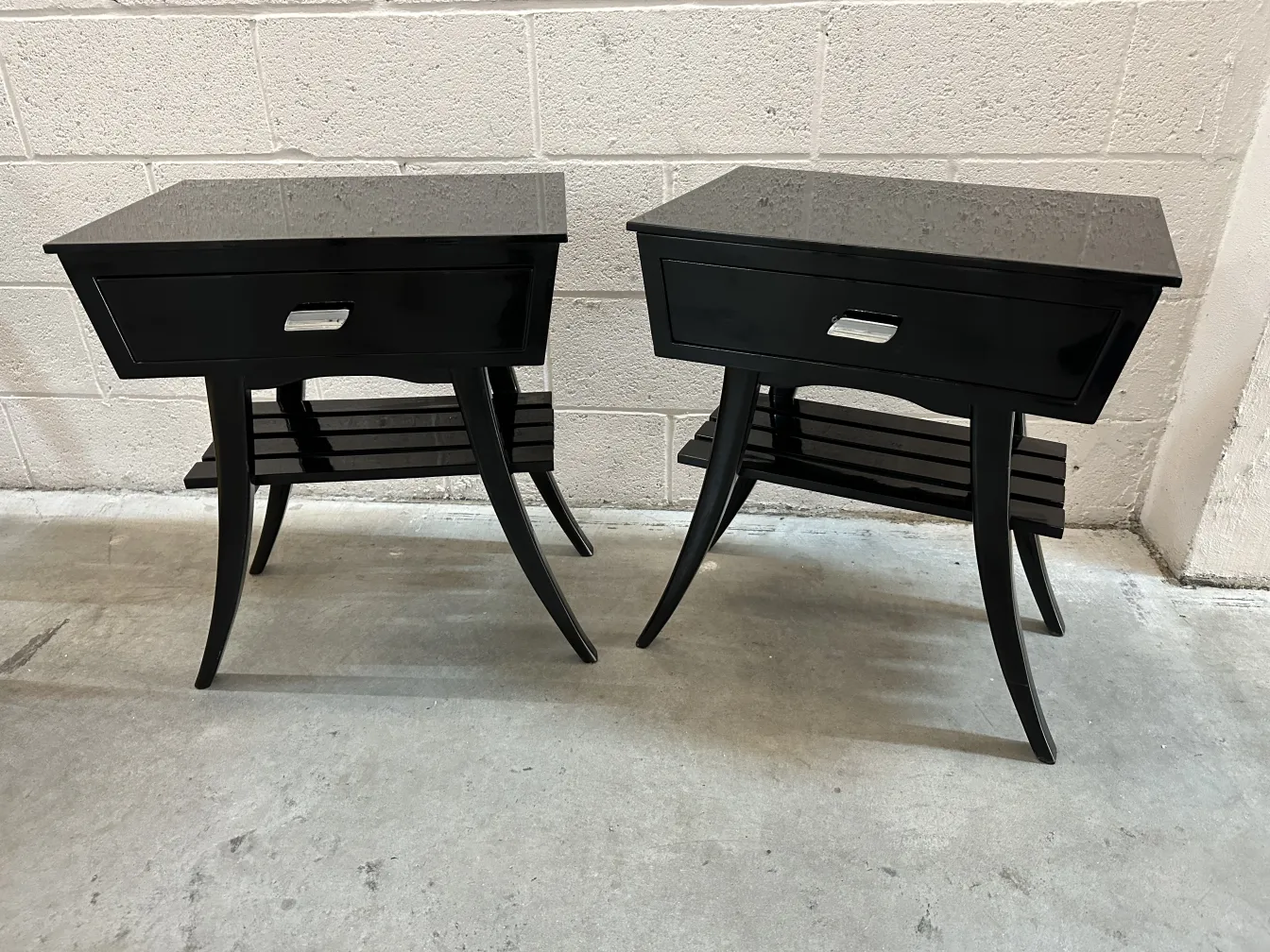 Antike Nachttische mit einfachem und elegantem Design