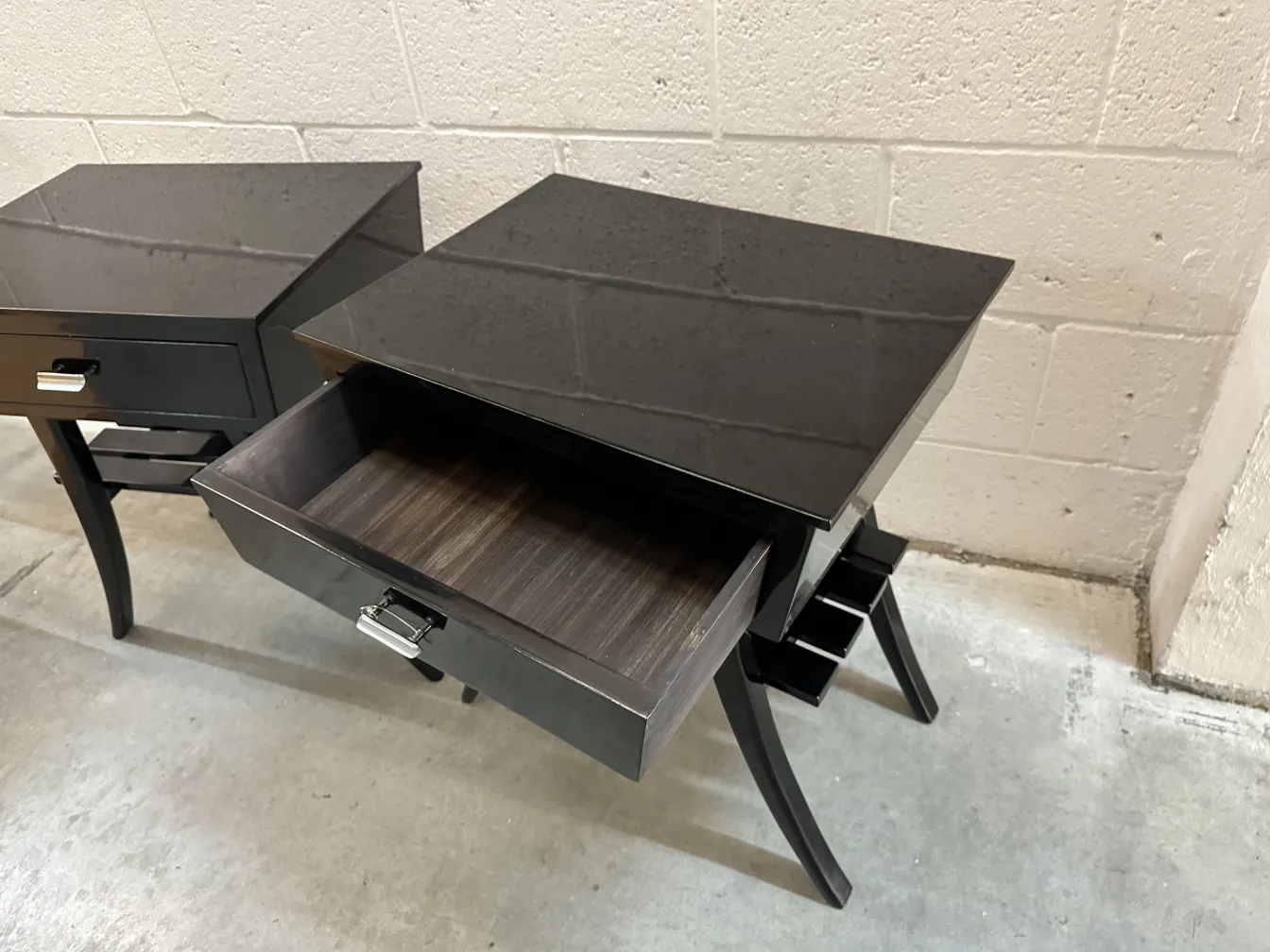 mesas de luz antigas com superfícies brilhantes e gavetas abertas