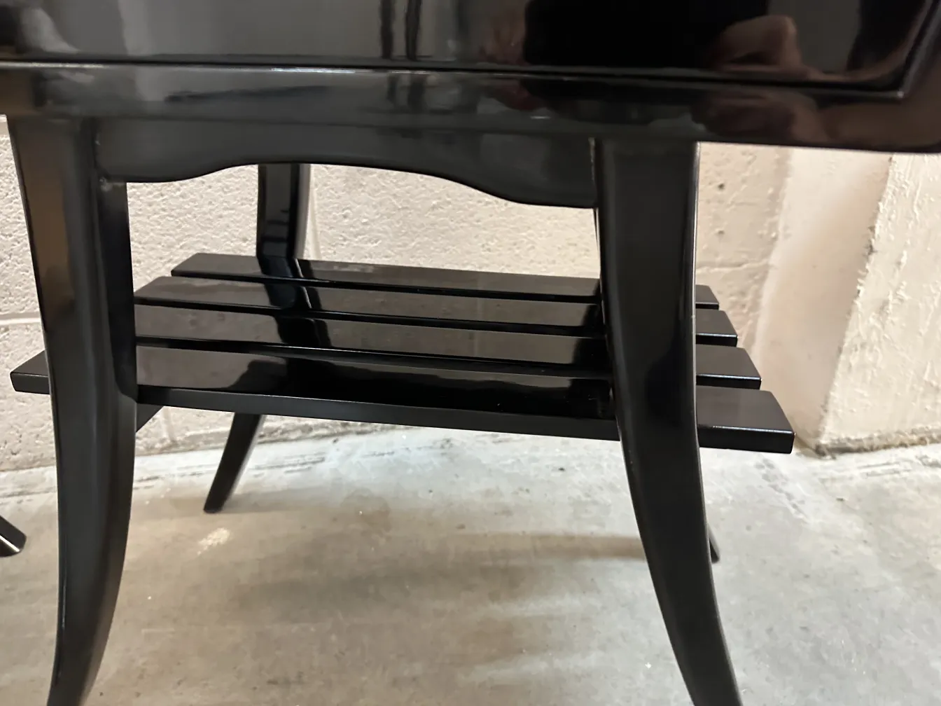 comodino antico con design elegante e ripiano inferiore