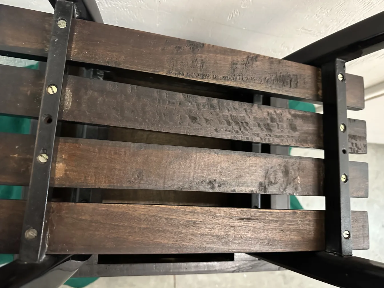 mesa de luz antigua con diseño práctico y robusto, ambiente acogedor