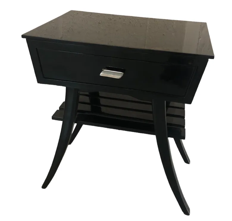 comodino antico con design semplice e cassetto