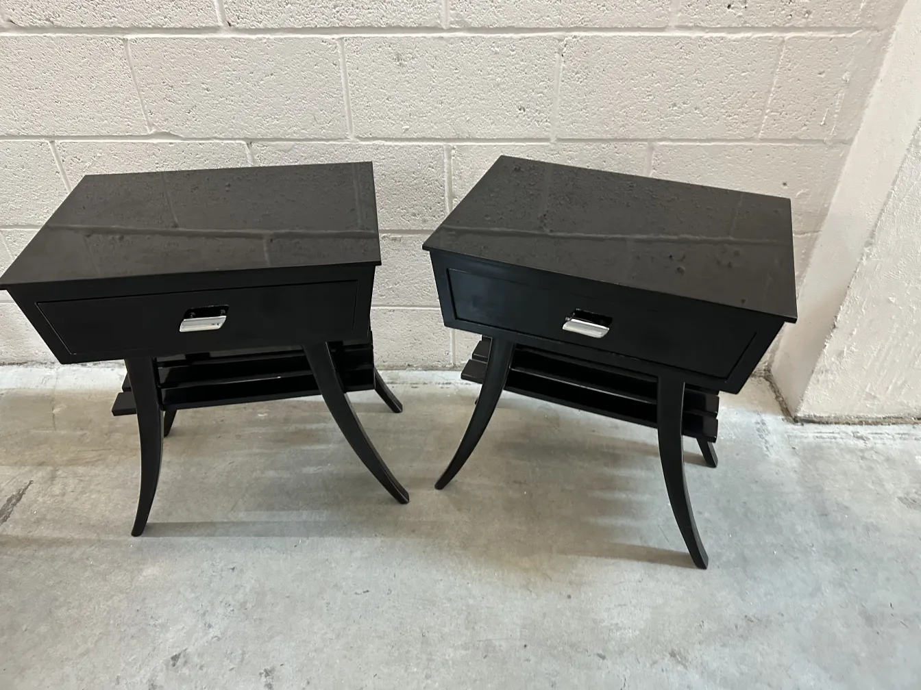 deux tables de chevet anciennes noires avec tiroir et pieds courbés