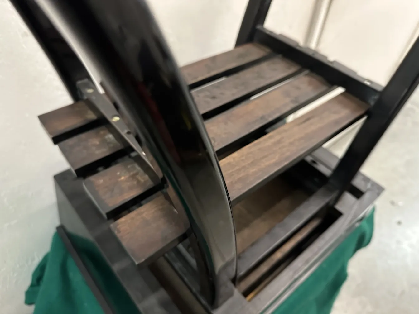 antiker Nachttisch mit dunklen Details und einer gemütlichen Atmosphäre