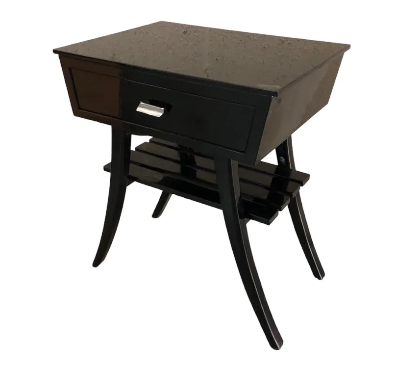 Mesa de luz antigua de color negro con un tirador plateado y estante inferior, decorativa y funcional.