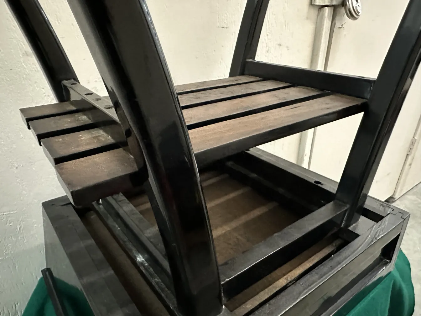 antiker Nachttisch mit schlichtem und elegantem Design