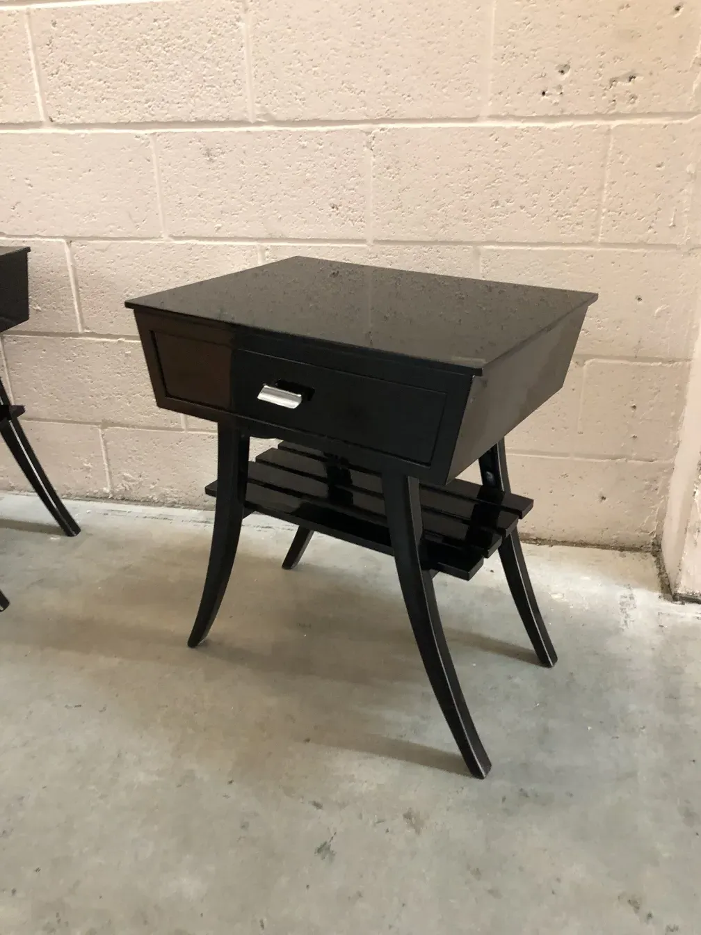 Mesa de chevet antiga preta com design elegante e gaveta. Ideal para o quarto.