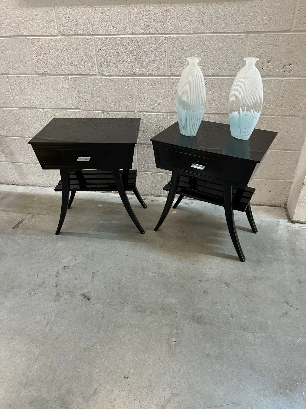 deux tables de chevet anciennes dans un cadre moderne avec des vases décoratifs