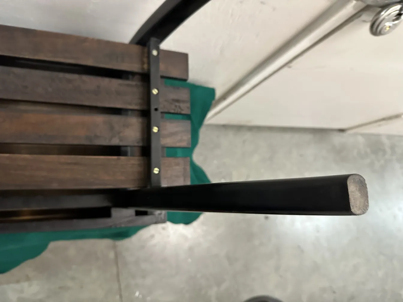 mesa de luz antiga com design elegante e pernas finas, fundo neutro