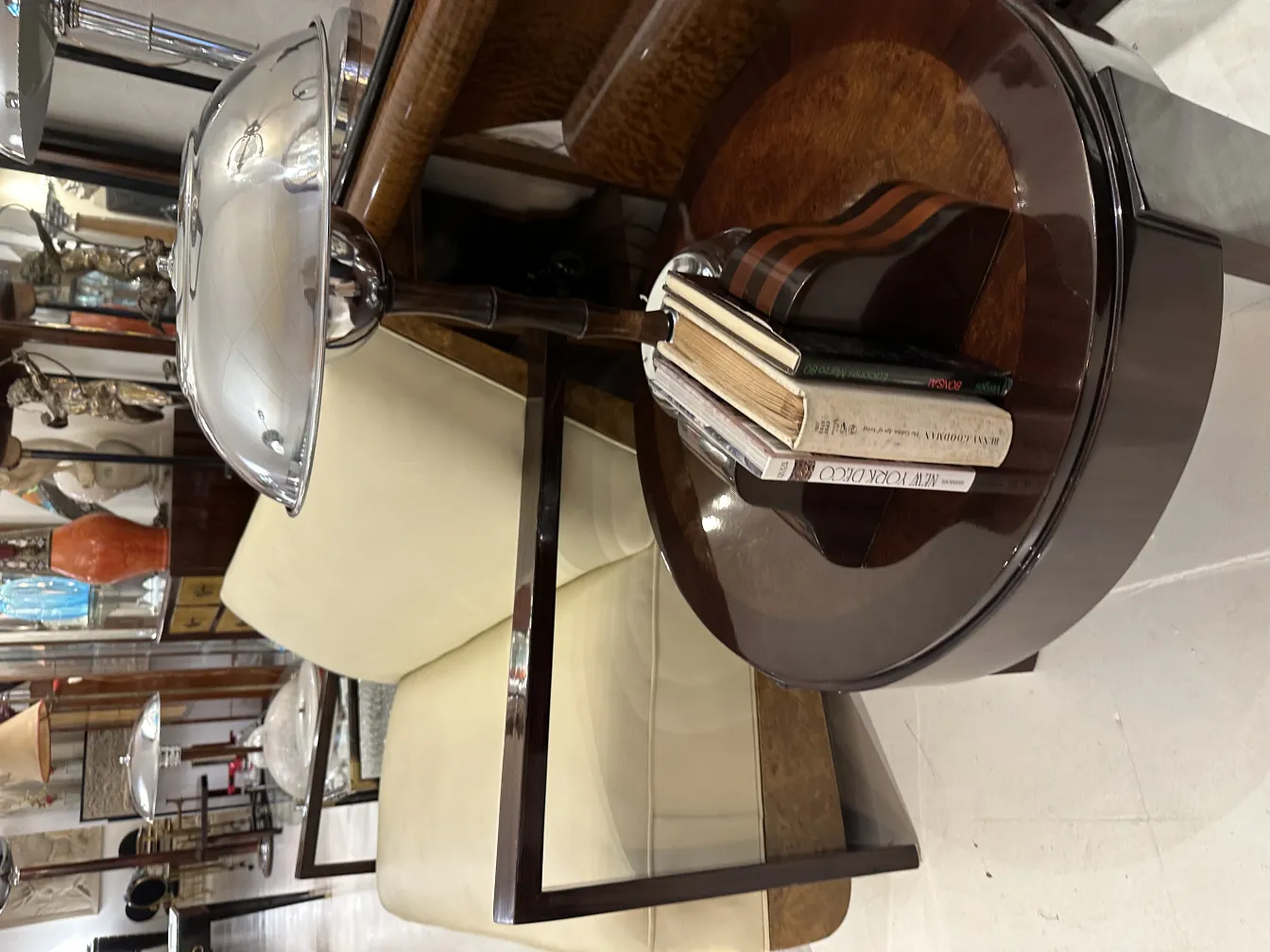 Ancien serre-livres en bois avec des livres sur une table élégante.