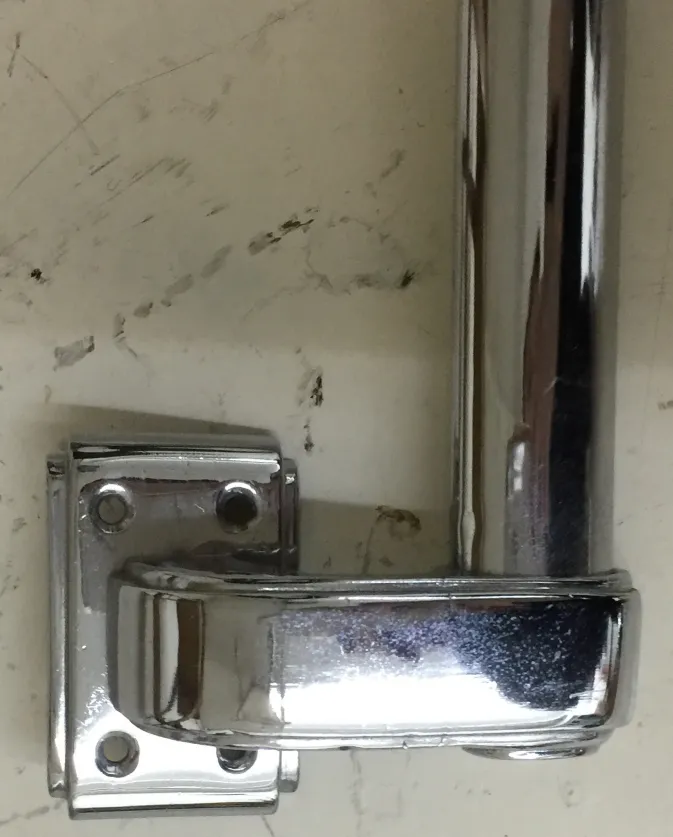 tiradores de puerta antiguos y brillantes, con diseño elegante