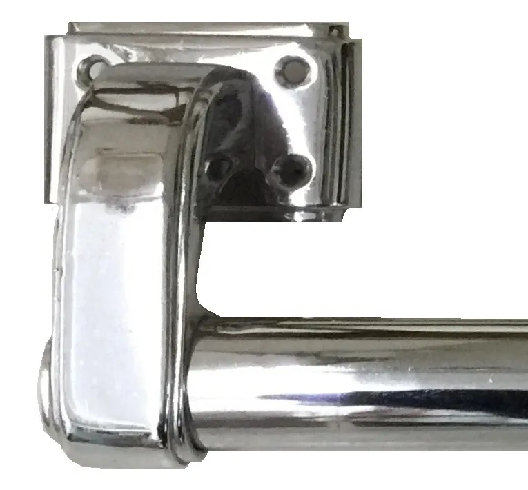 antike Türgriffe, glänzendes Metall, modernes Design auf weißem Hintergrund