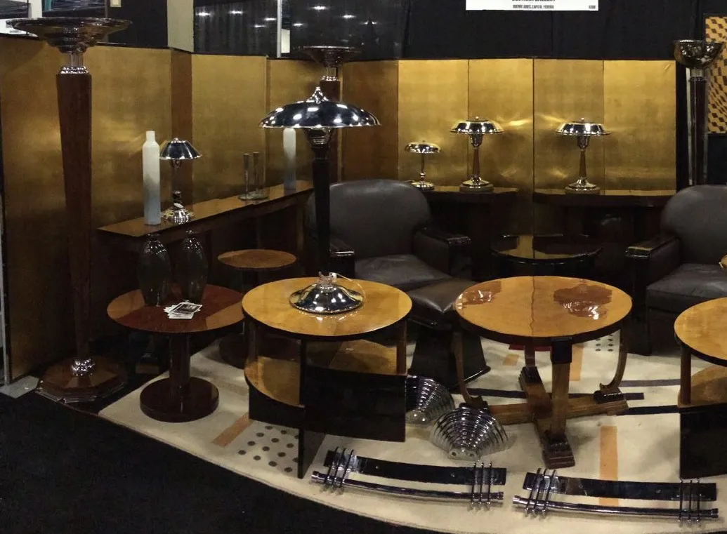 vista di maniglie delle porte antiche in un ambiente elegante