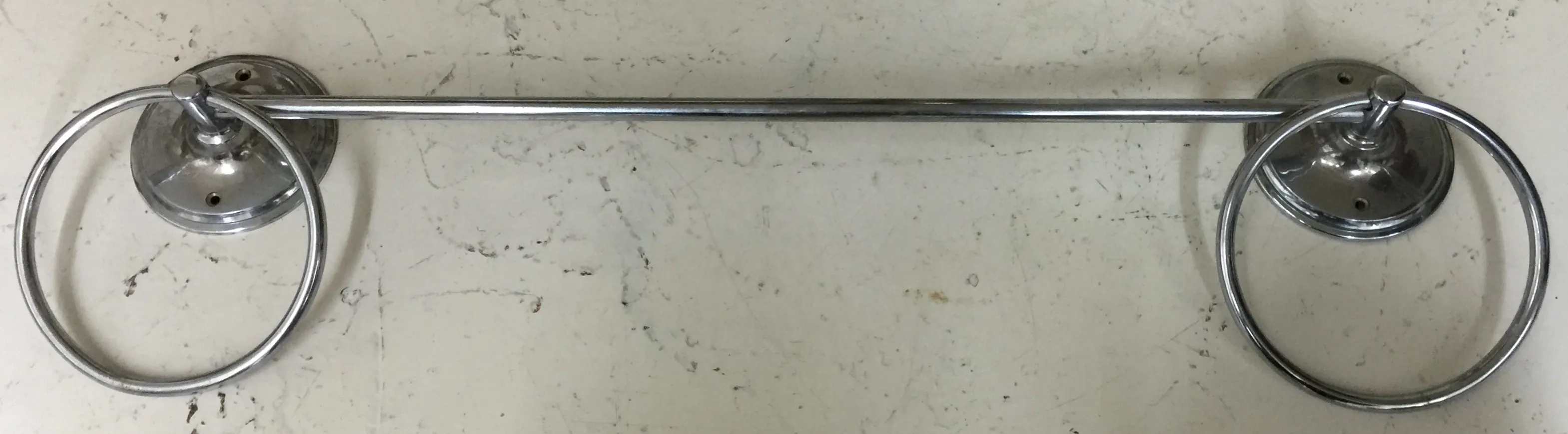 Trois porte-serviettes anciens fixés au mur