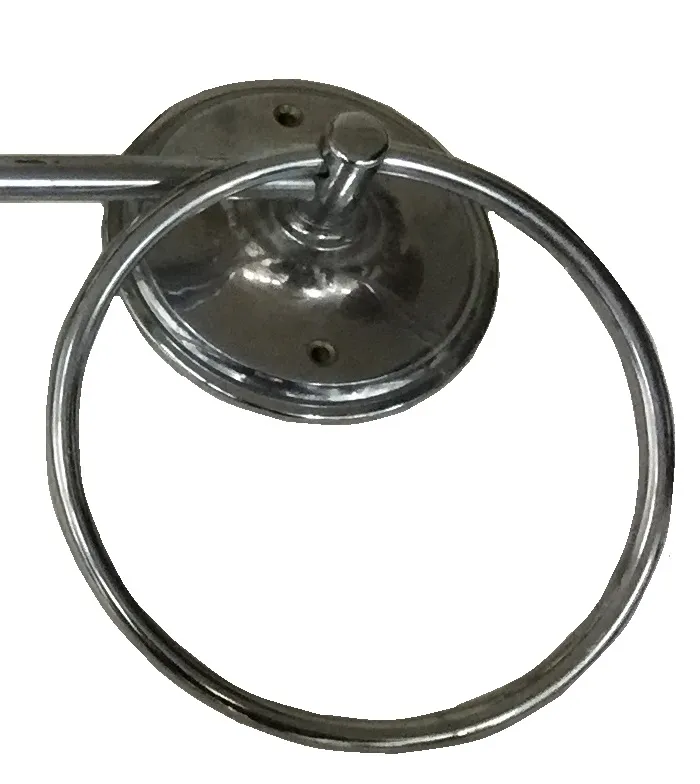 Três porta-toalhas antigos com detalhes decorativos em um banheiro.