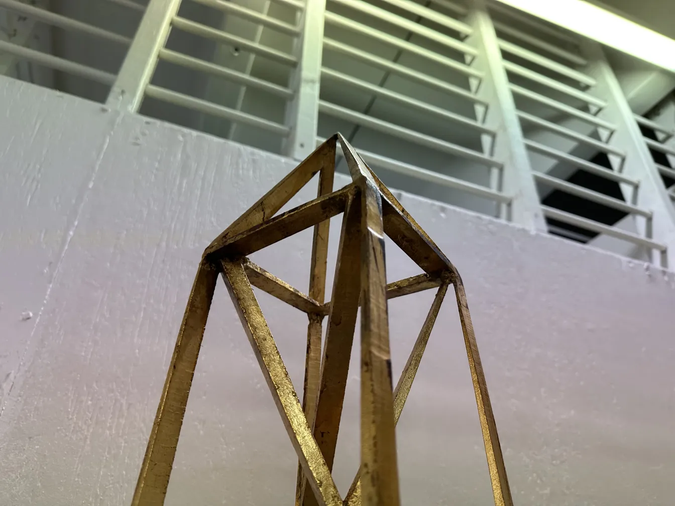 dois obeliscos decorativos em um ambiente neutro