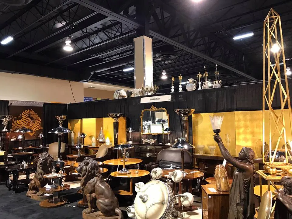 dos obeliscos antiguos decorativos en un ambiente elegante