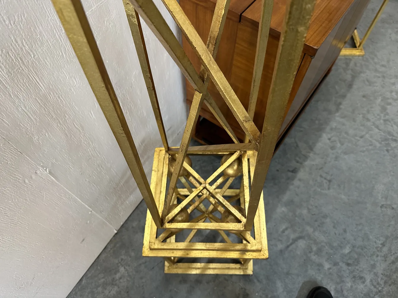 两个古老的装饰性方尖碑在优雅的环境中