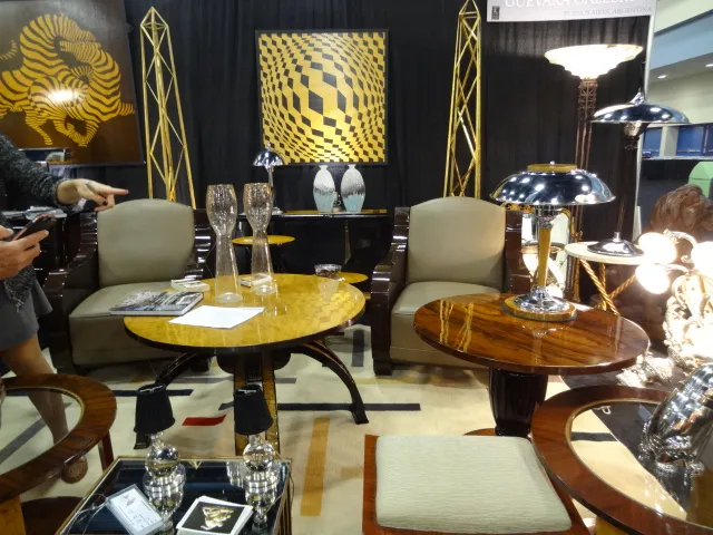 Conjunto de dois obeliscos antigos em um ambiente decorativo