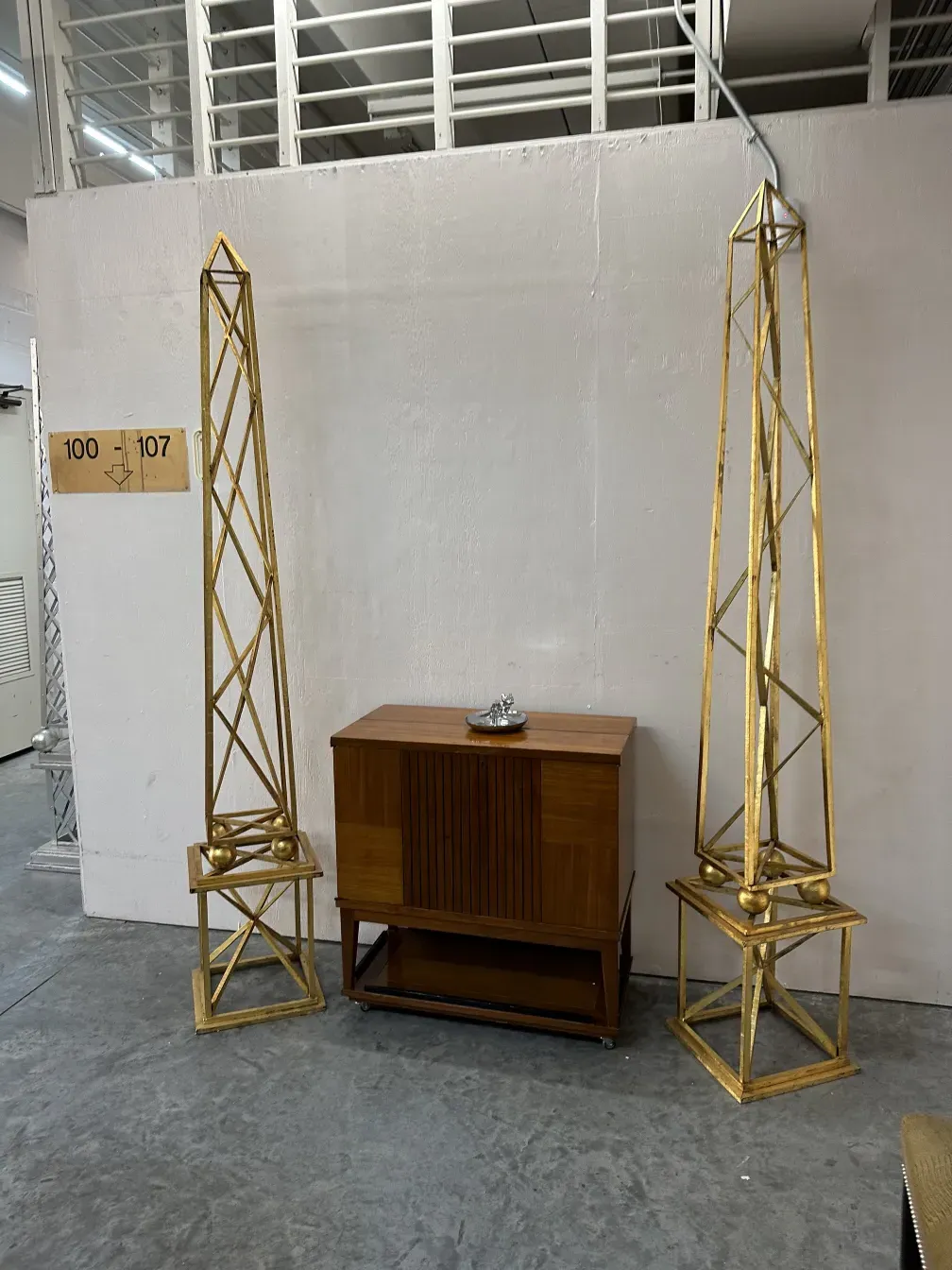 Deux obélisques anciens décoratifs dans un cadre moderne