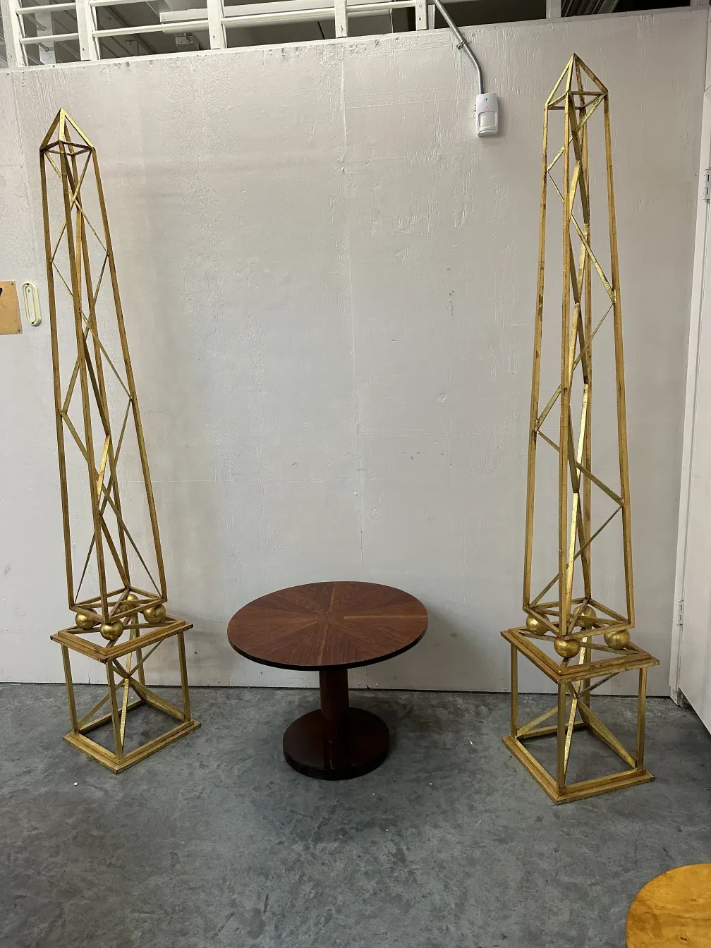 dos obeliscos de antigüedades decorativos en un ambiente neutro