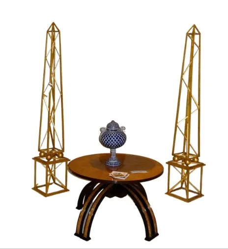dois obeliscos dourados em um ambiente decorativo