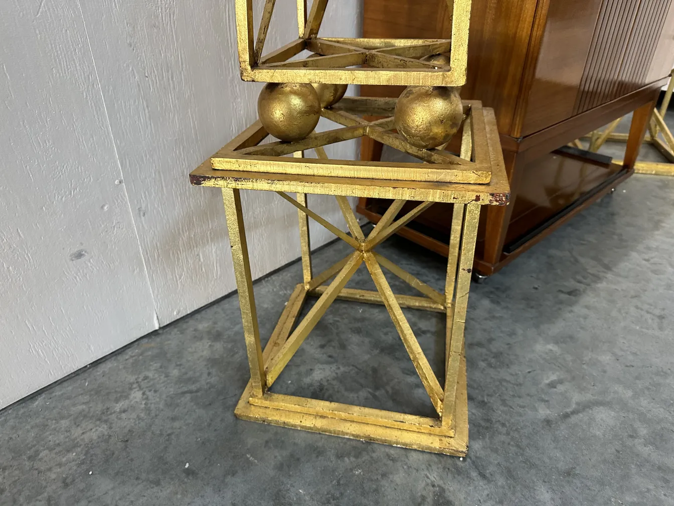 Due obelischi antichi con un design decorativo elegante