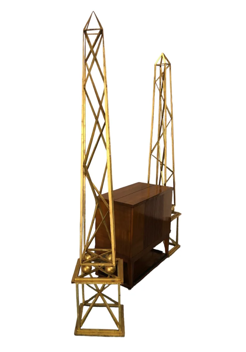 اثنان من المسلات الزخرفية الذهبية في إطار أنيق