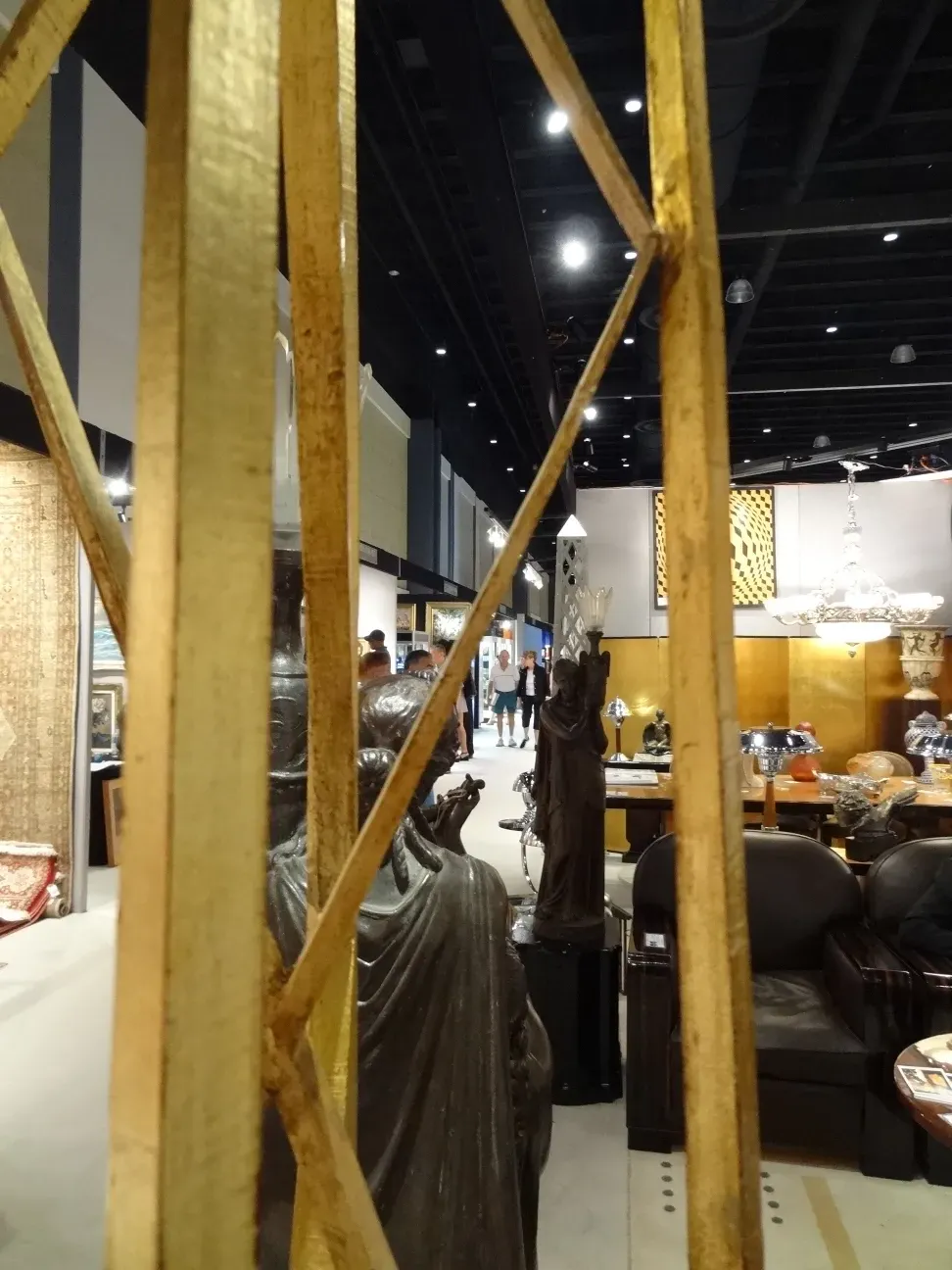 Античная скульптура из 2 обелисков в антикварной обстановке.