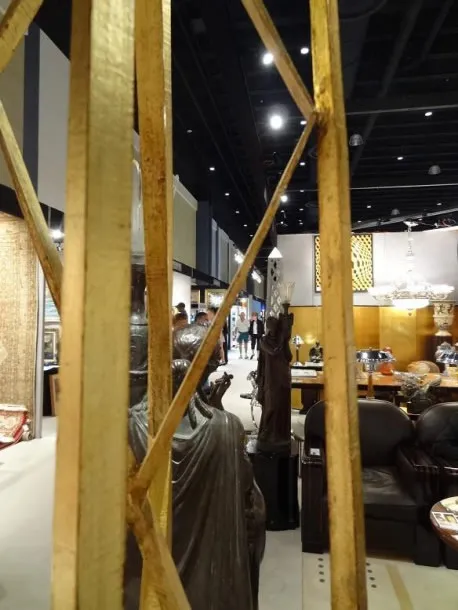 Dois obeliscos antigos em uma sala de exposição