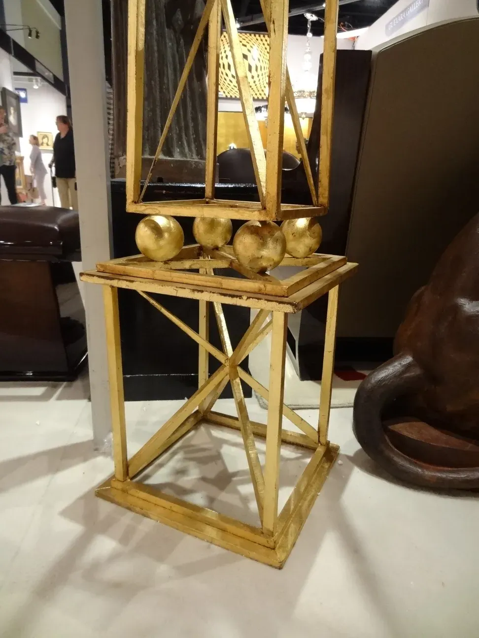 2 obélisques anciens décoratifs dans un cadre élégant