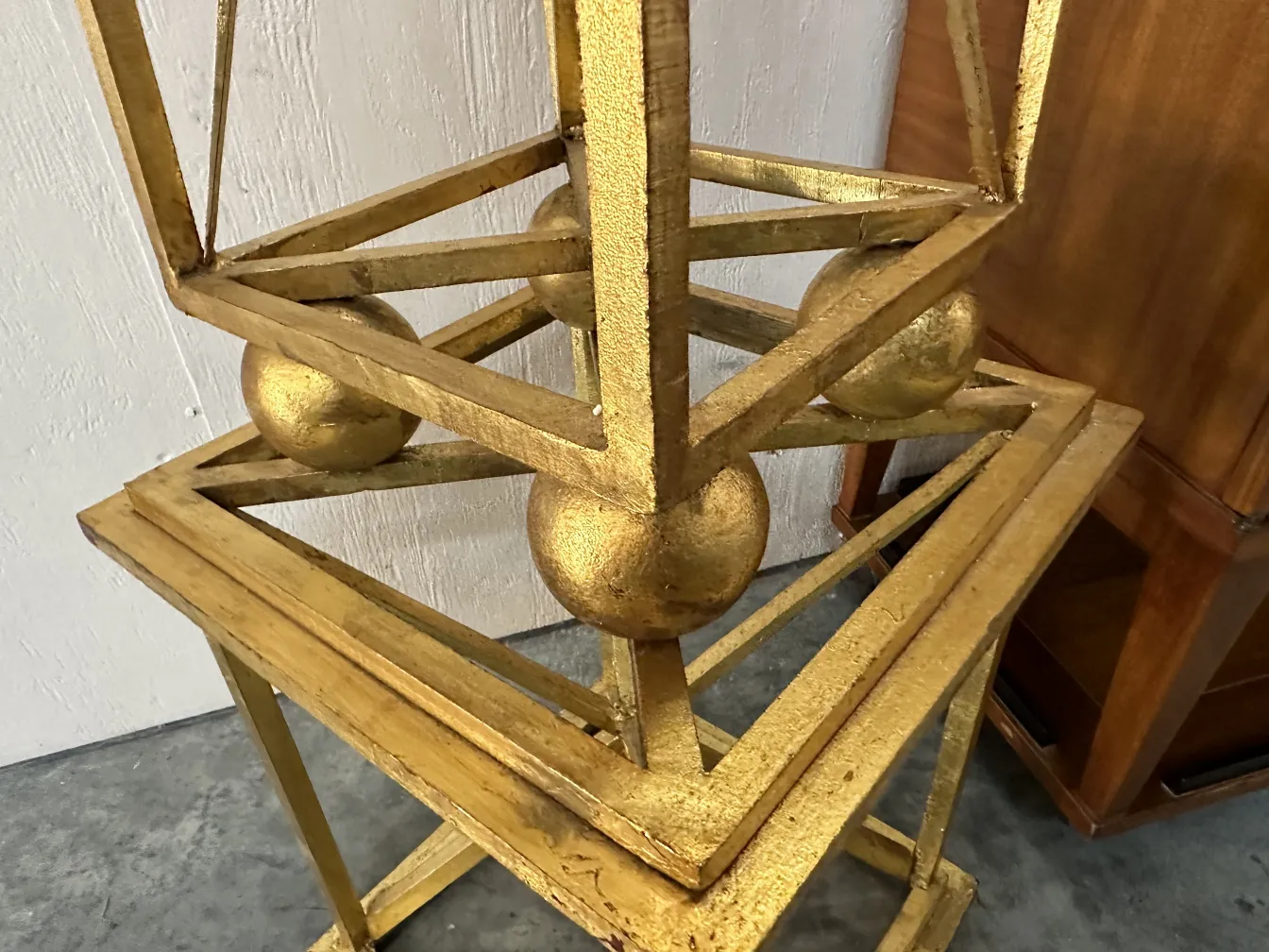 dos obeliscos antiguos adornados con detalles dorados