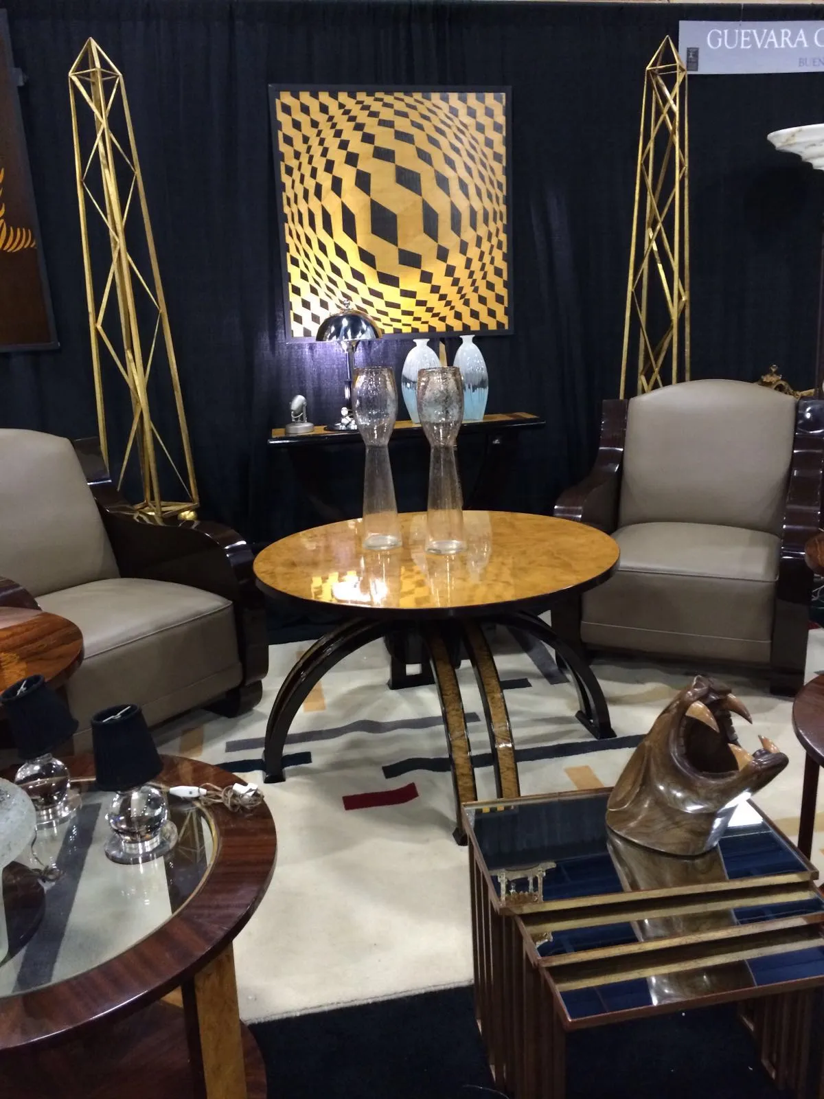 deux obélisques antiques décoratifs dans un cadre élégant