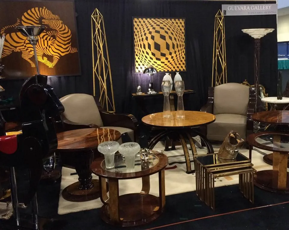 due obelischi antiquari decorativi in esposizione