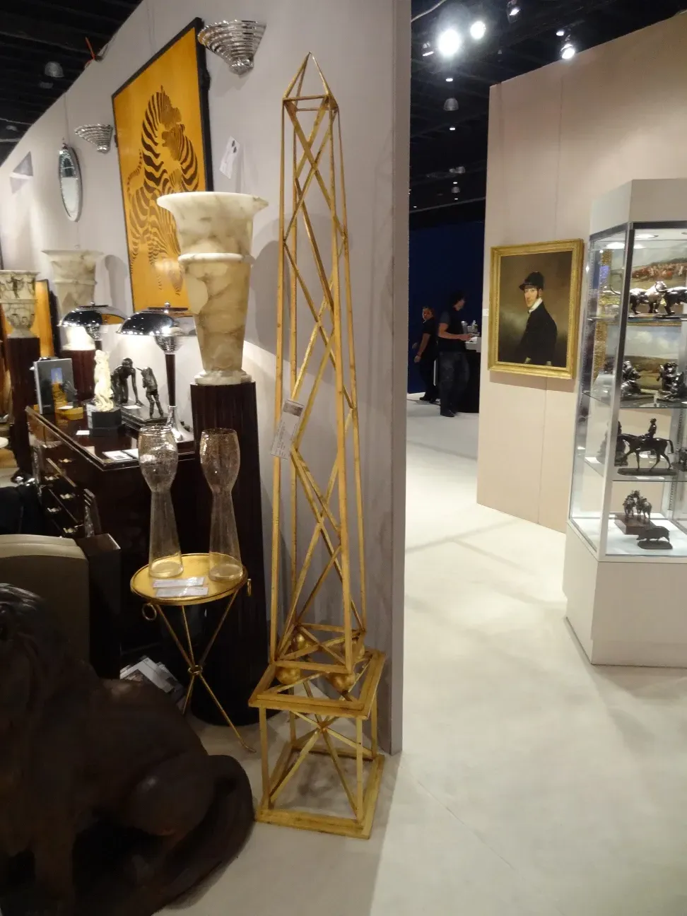 dos obeliscos antiguos con detalles decorativos en un entorno elegante