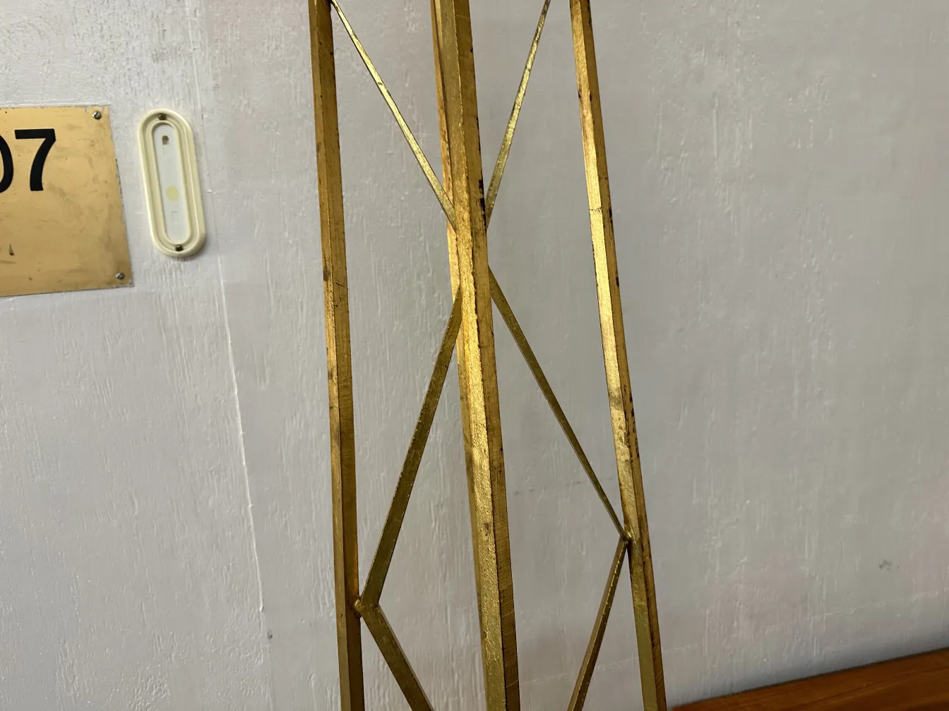 dos obeliscos antiguos decorativos en un ambiente elegante