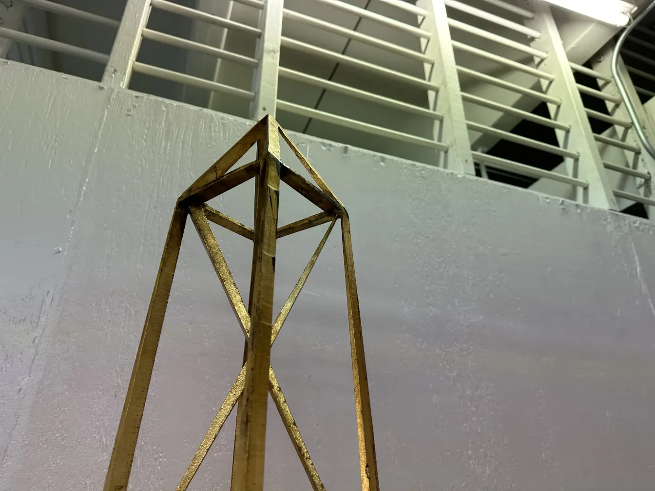 Vista di due obelischi antichi decorativi in un ambiente moderno