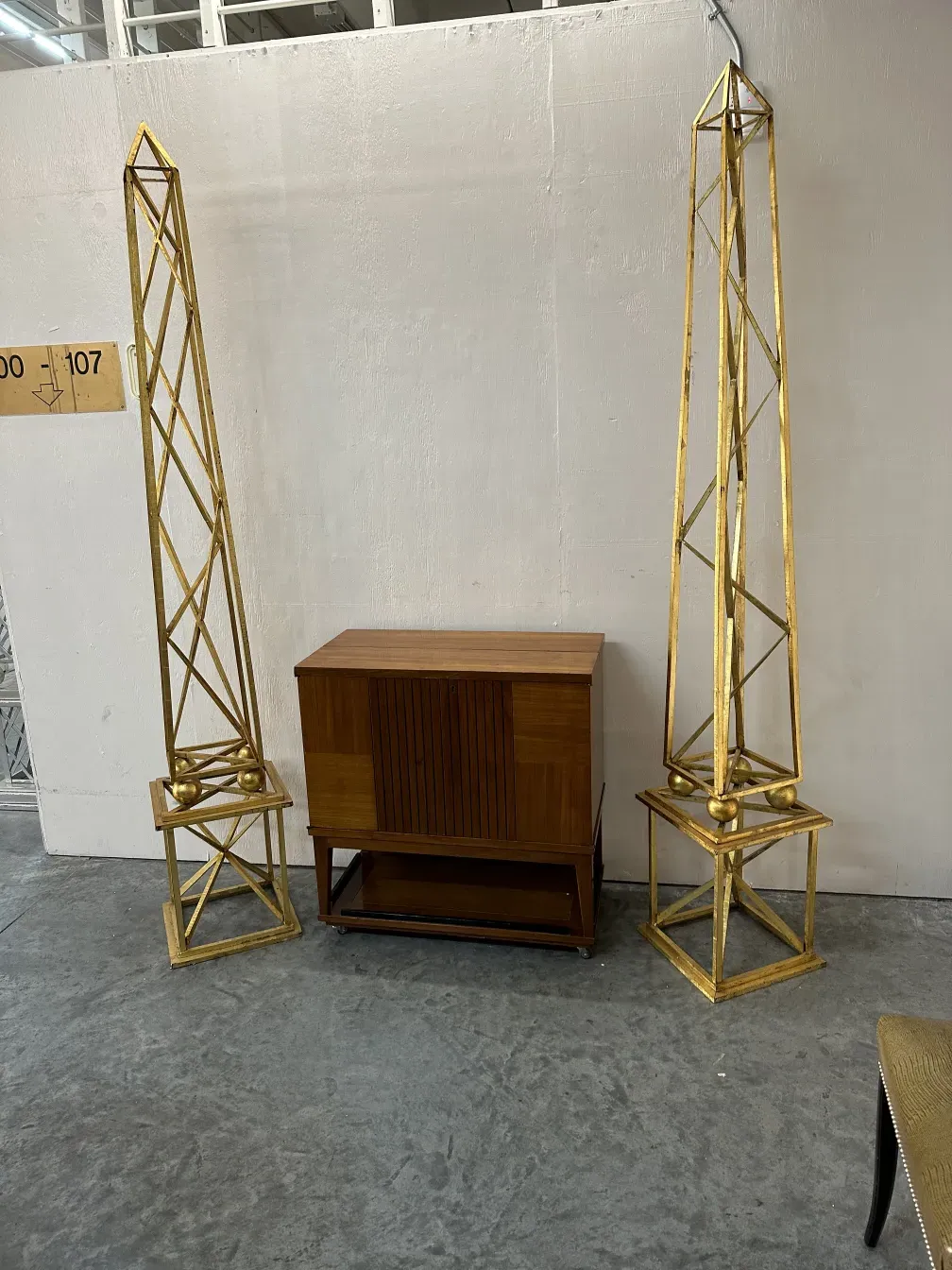 환경에 있는 고대 장식용 2개 오벨리스크