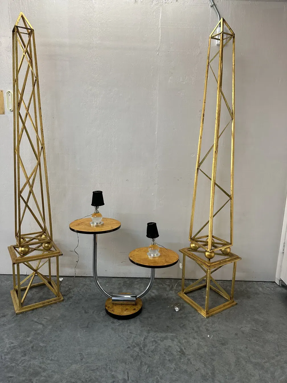 due obelischi antichi in un ambiente elegante, decorativi