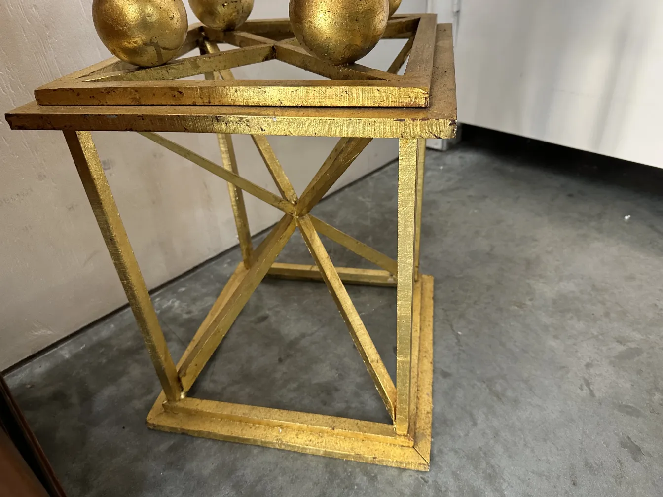 deux obélisques anciens décoratifs dans un cadre élégant