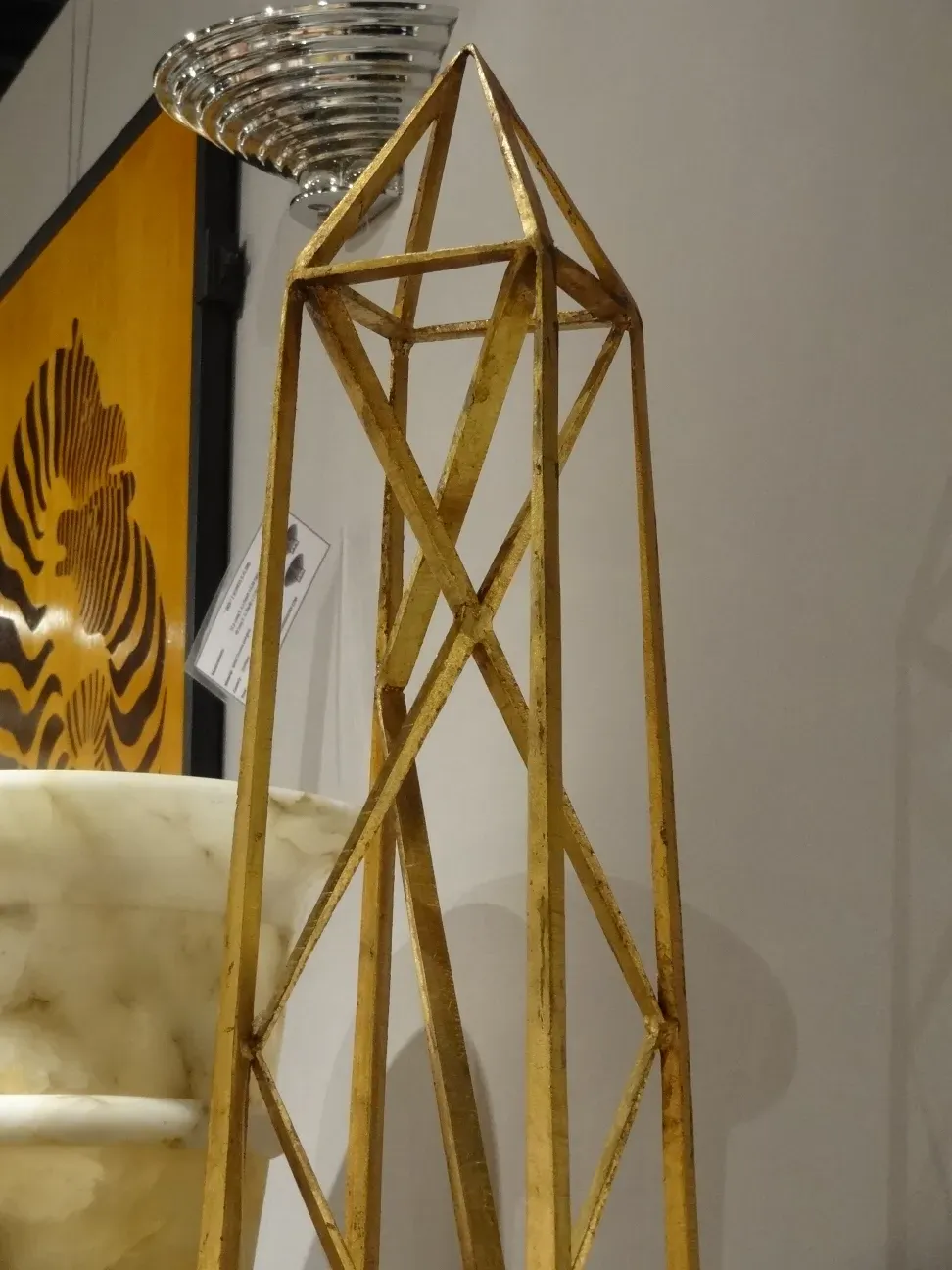 Antiquité décorative avec deux obélisques dans un cadre élégant