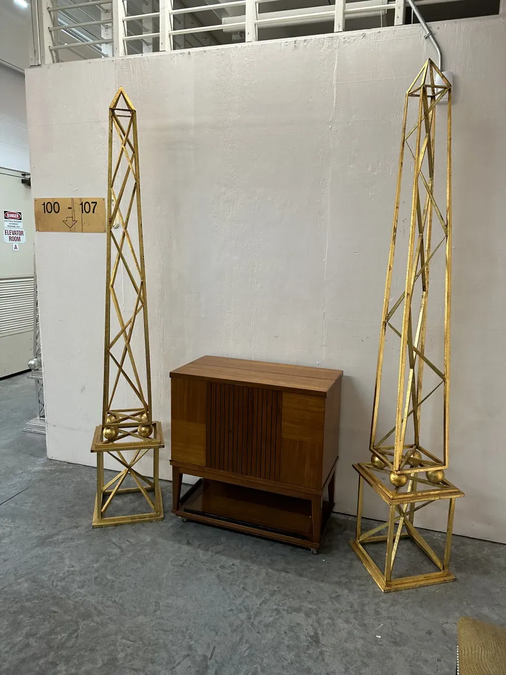 Dos obeliscos antiguos decorativos en una habitación.