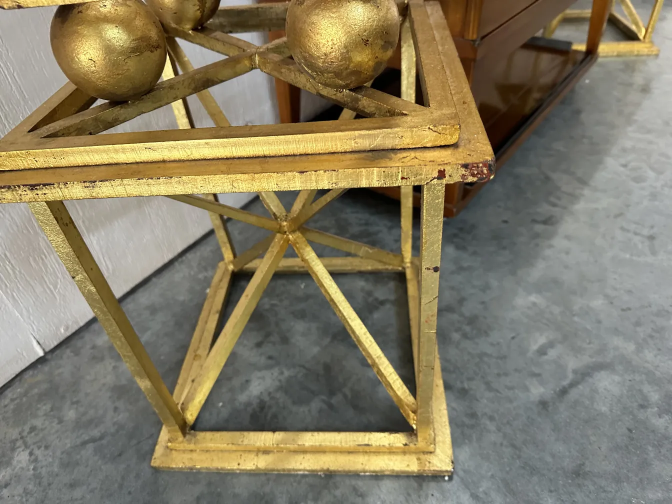 deux obélisques décoratifs dans un cadre ancien