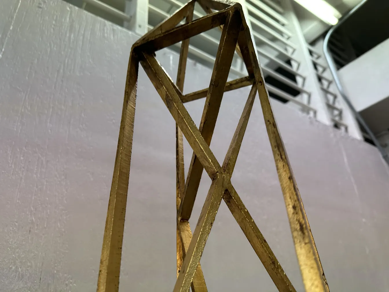 करीब की तस्वीर दो प्राचीन सजावटी ओबिलिस्क की