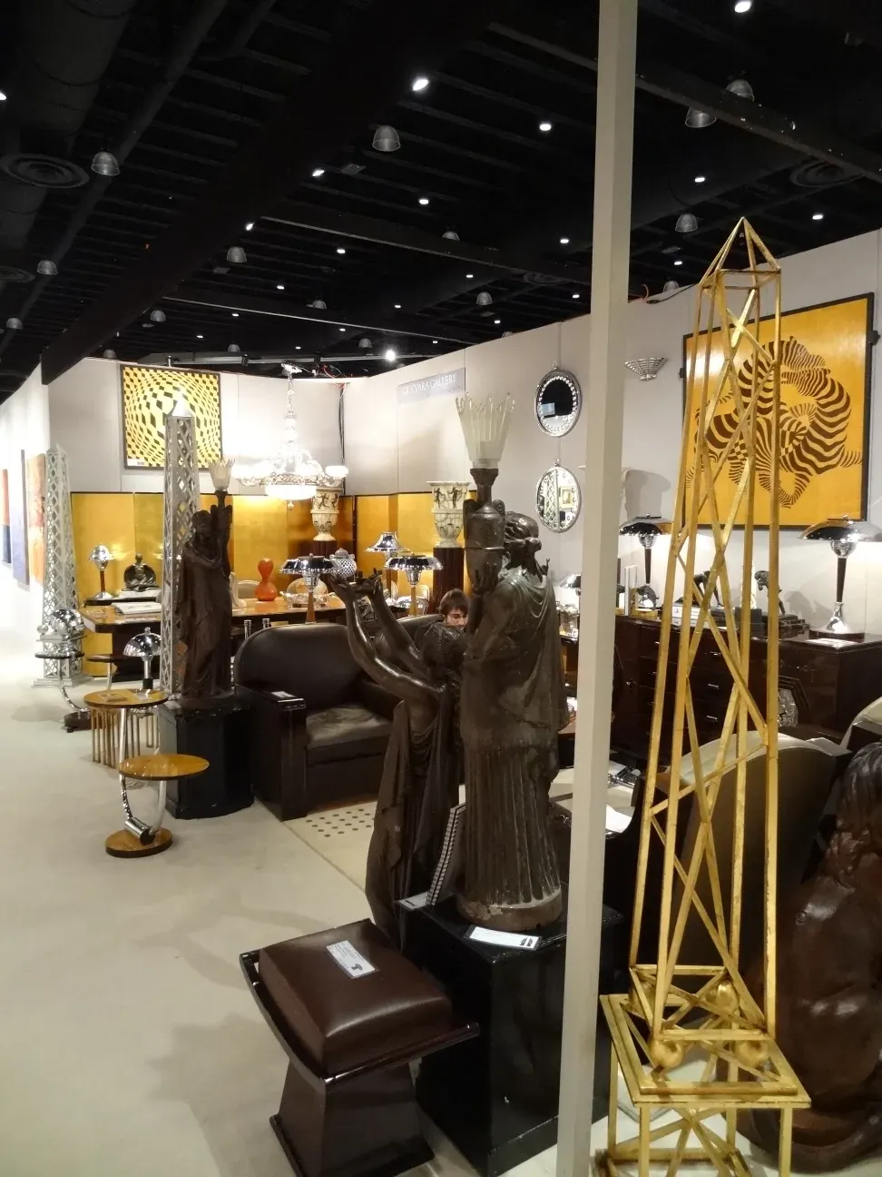 Zwei antique dekorative Obelisken in einem eleganten Ambiente.